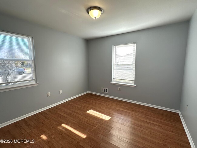 Building Photo - 185 Ravenwood Blvd