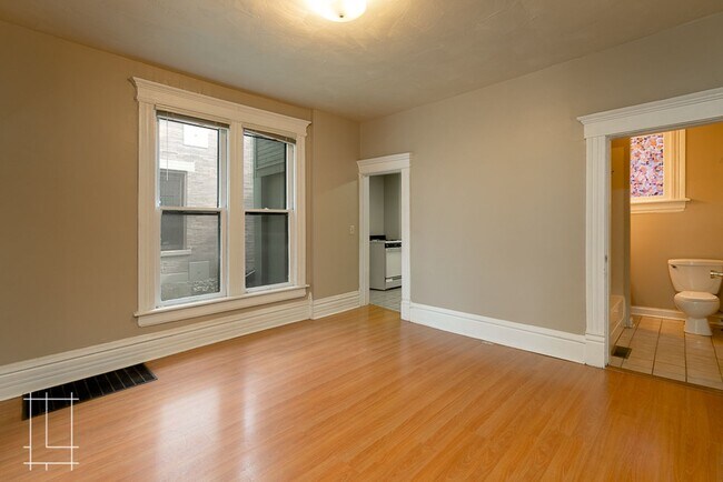 Building Photo - 207 W Hubbard Ave