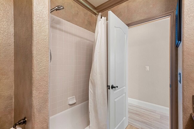 Building Photo - For rent: spacious and updated 5-bedroom, ...