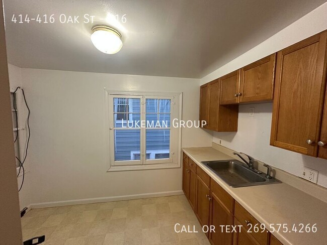 Building Photo - 416 Oak - 5 Bed/3 Bath Unit Near WMU/K Col...