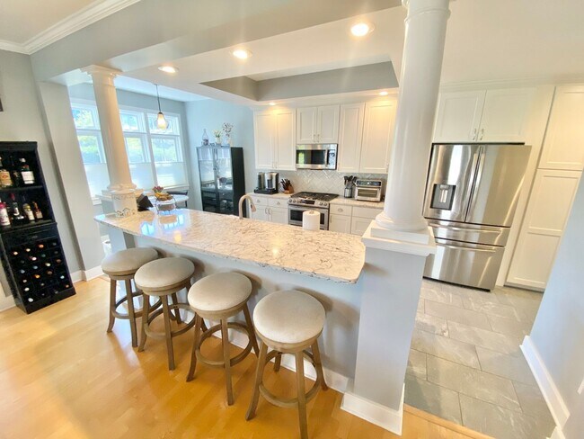Building Photo - 3 Bedroom Home South Burlington Available ...