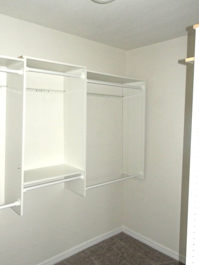 Building Photo - Spacious family home - 4 bedroom, 2.5 bath in Riverview