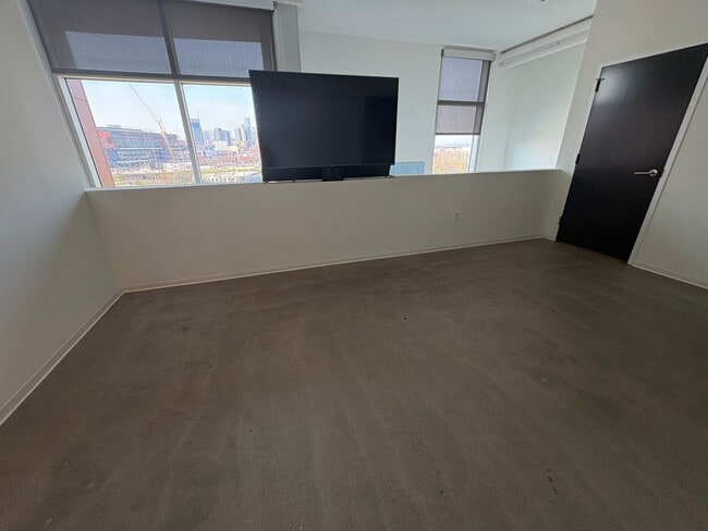 Building Photo - Enormous Loft With Downtown Views