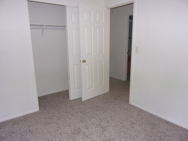 Building Photo - 853 Vassar Dr