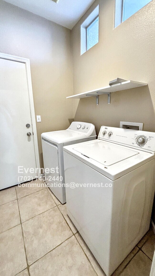 Building Photo - Lovely 3-Bedroom Home with Fireplace and M...