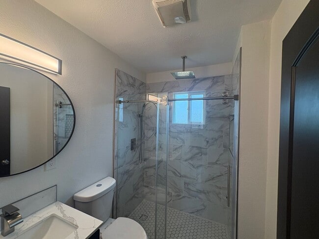 Building Photo - Available NOW Recently Renovated 3BR/3BA Home with Modern Finishes & Spacious Backyard Near Downt...