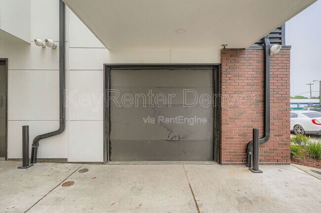 Building Photo - 2208 S Albion St