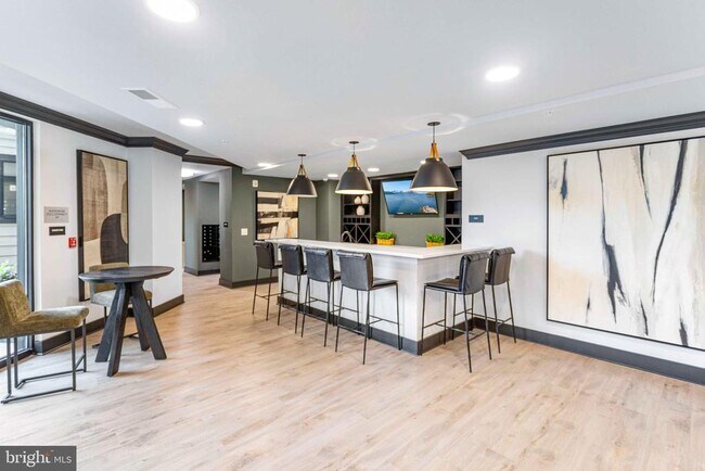 Building Photo - 701 N Henry St