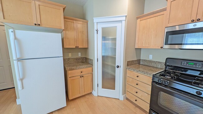 Building Photo - 2 bedroom 2.5 bath townhouse