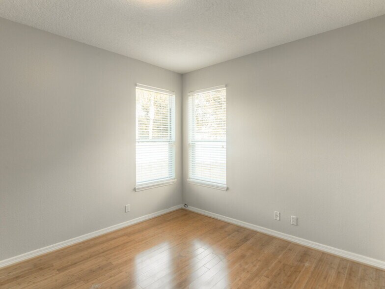 Building Photo - 553 Jasmine Bloom Dr