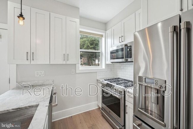 Building Photo - 608 Roxboro Pl NW