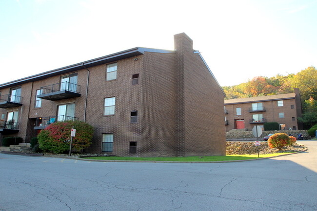 Interior Photo - COLONIAL ARMS APARTMENTS -- 009
