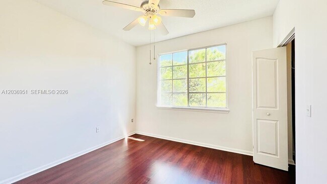 Building Photo - 2304 Myrtlewood Cir E