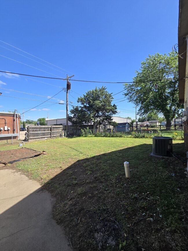 Building Photo - 902 N Colorado St