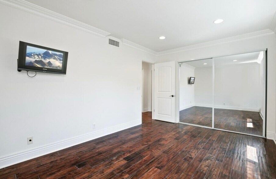 Building Photo - 5954 Wilkinson Ave