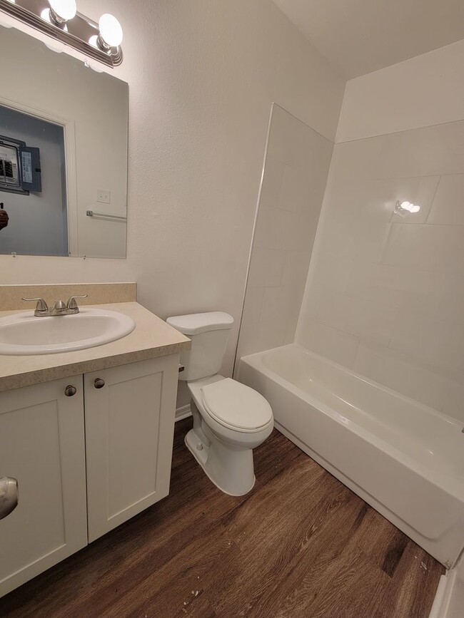 Building Photo - 1 BEDROOM 1 BATH SUITE