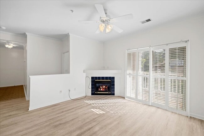 Building Photo - Spacious Condo in Knollwood – Pool, Gym and Clubhouse Access!