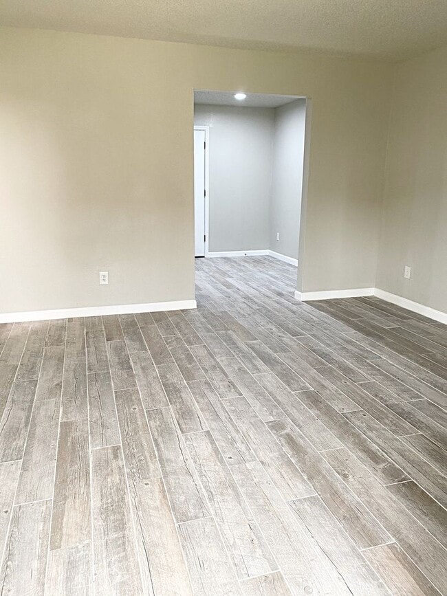 Building Photo - 6025 Bedford Dr