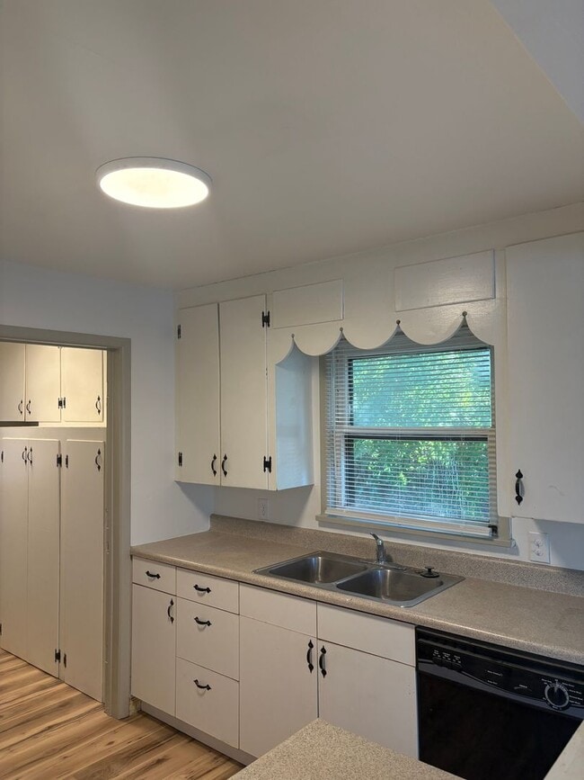 Building Photo - Newly Renovated 1 Bed 1 Bath Home