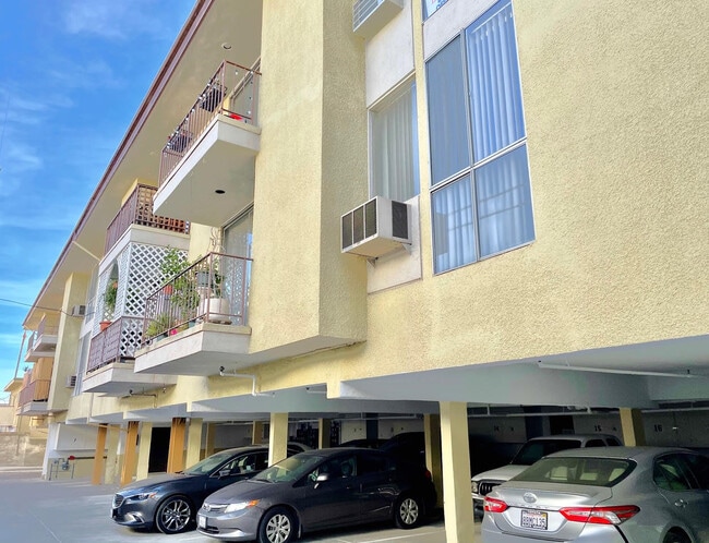 Building Photo - 1932 Overland Ave