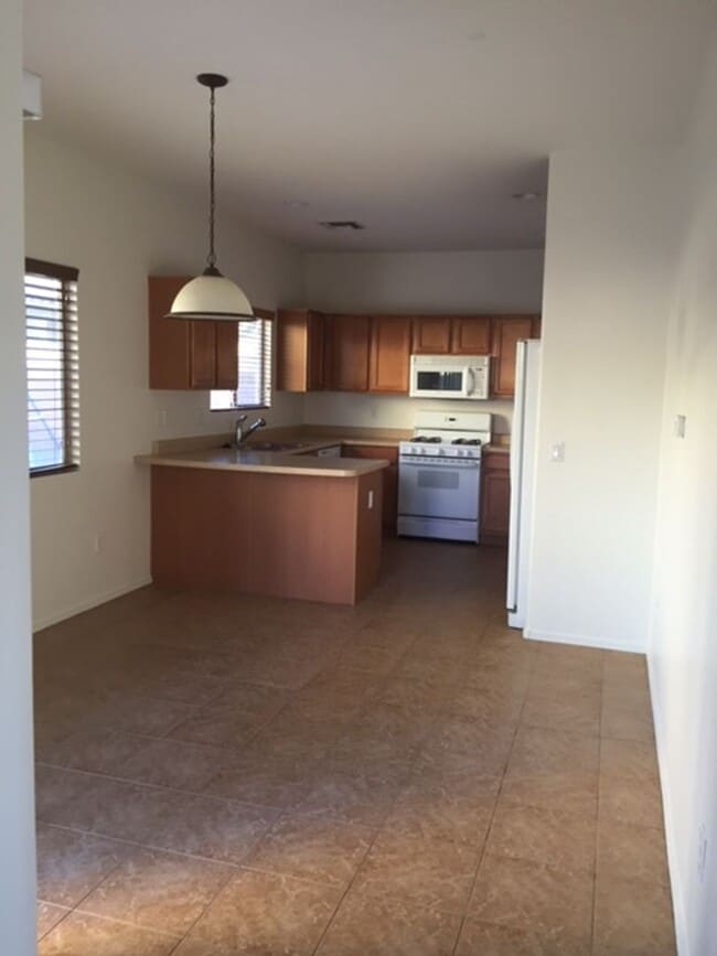 Building Photo - Beautiful 4-bedroom 3-bathroom - GREAT LOC...