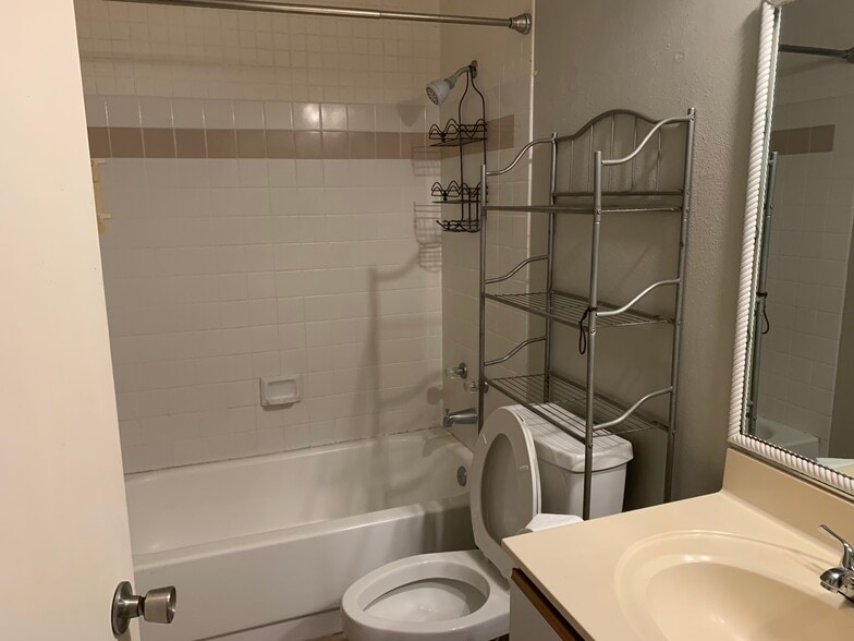 Bathroom1 - 76-251 Kanaka St