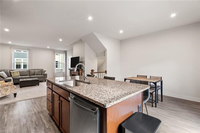 Building Photo - Newer Construction 3 Story Condo!