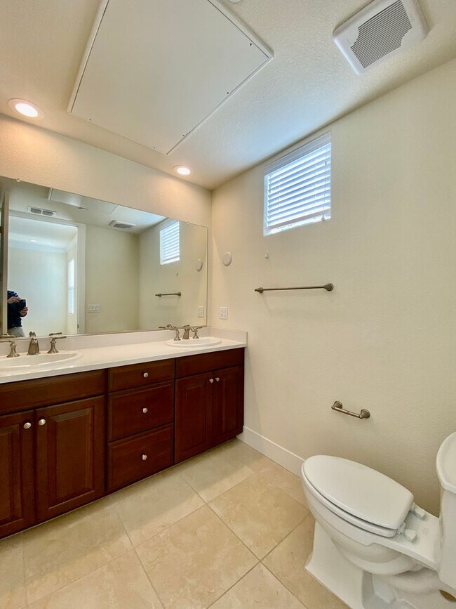 Building Photo - ALMOST NEW, SUPER CLEAN 2 BED, 2.5 BATHS, ...