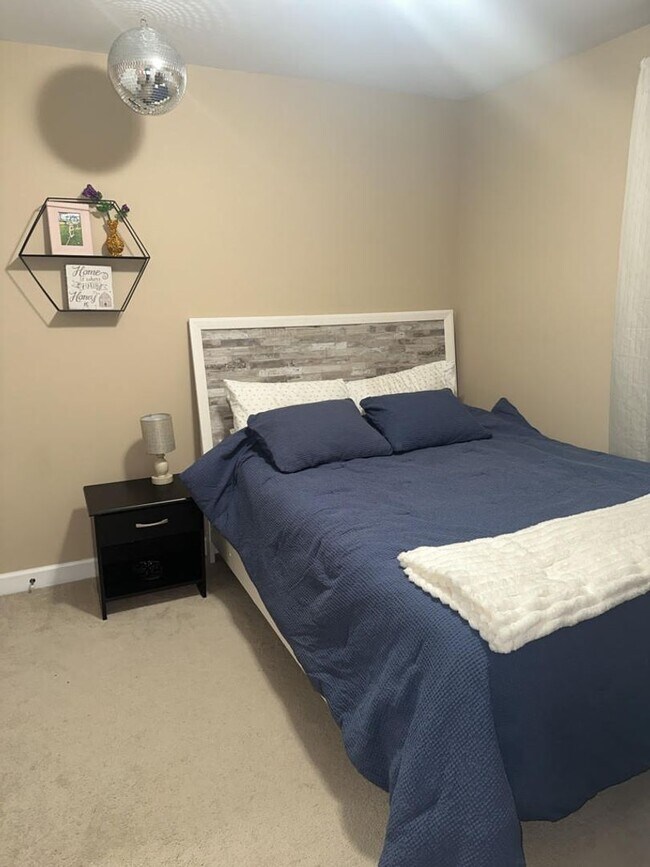 Building Photo - Charming 2 Single Family Home. 4 bedroom 2...