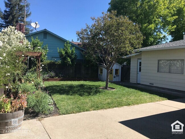 Building Photo - 626 White Briar Dr
