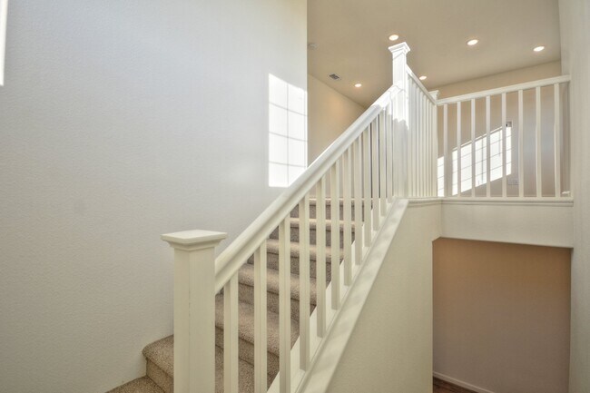 Building Photo - 656 Cheshire Dr