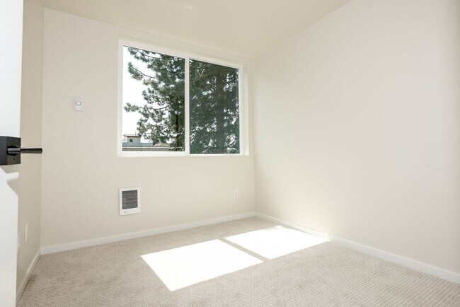 Building Photo - New Modern Ballard Townhouse | 3BR/2BA | Private Patio & Backyard