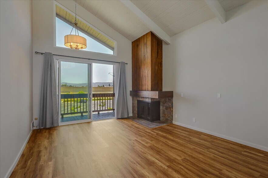 Building Photo - 2101 Shoreline