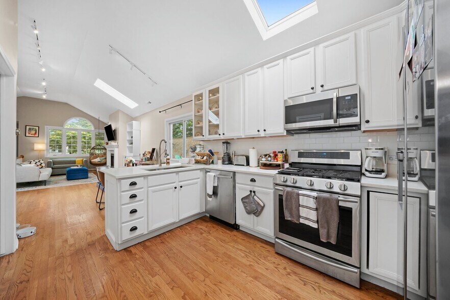 Building Photo - 1028 N Wolcott Ave