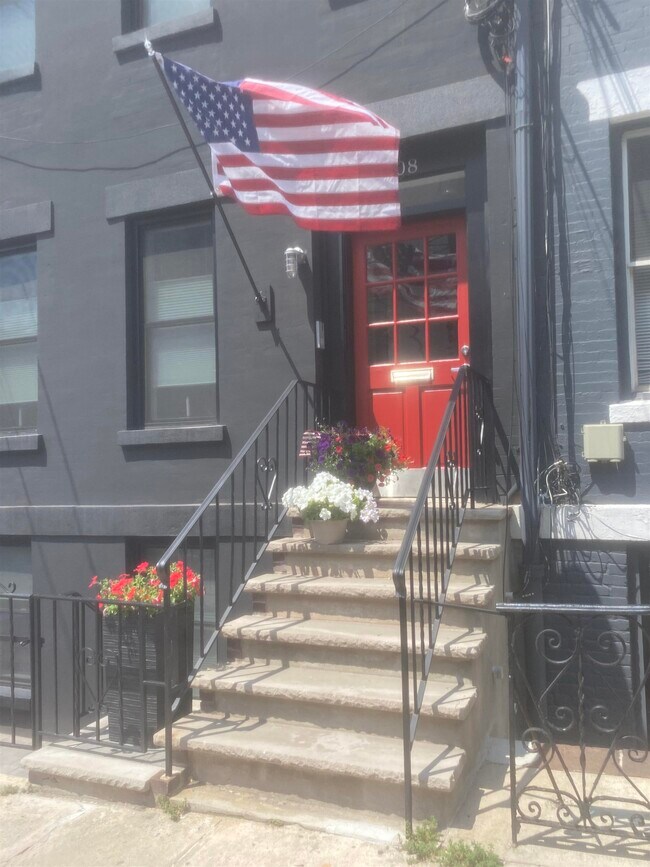 Building Photo - 108 8th St