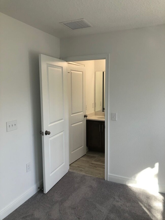 Building Photo - 310 E Ford St