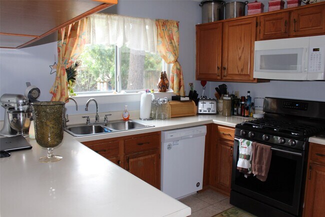 Building Photo - 7063 River Garden Dr