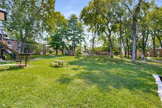 Building Photo - 2601 Hillsboro Pike