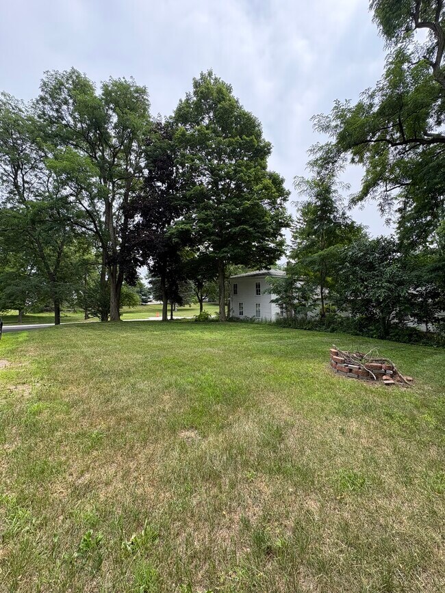 Building Photo - 825 Burr Oak St