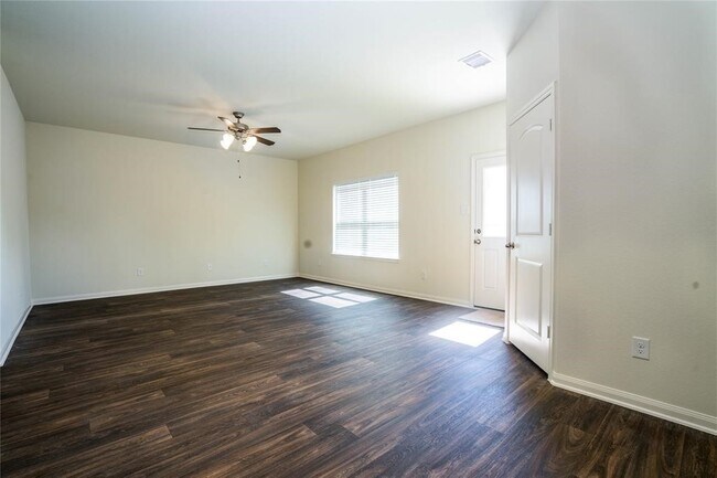 Building Photo - 208 Autumn Berry Ln