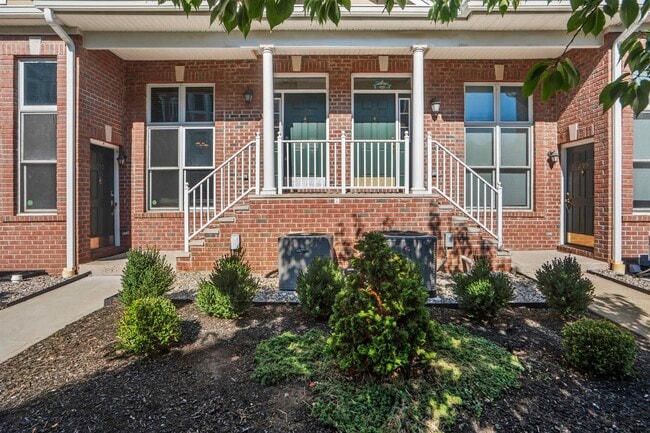 Building Photo - 292 Roslyn Ct