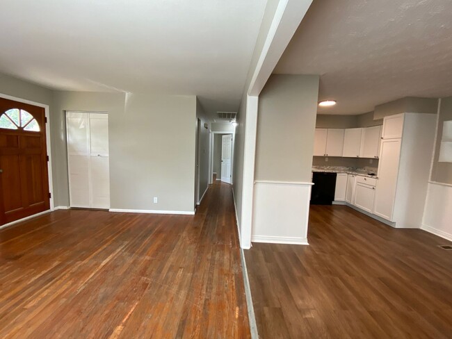 Building Photo - Welcome to this beautiful 4-bedroom, 1-bat...