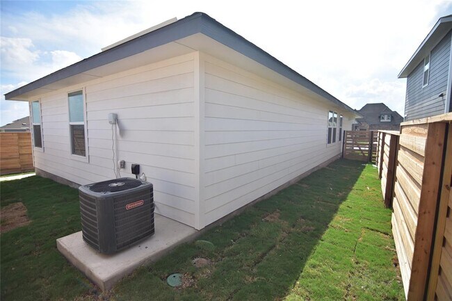 Building Photo - 373 Keefer