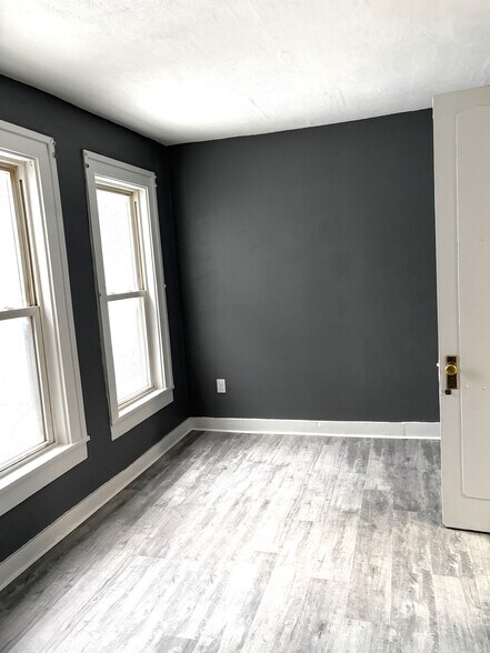 Building Photo - 313 E 7th St