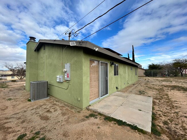 Building Photo - 3-bedroom 2 bath Home with Central AC - Fully Furnished