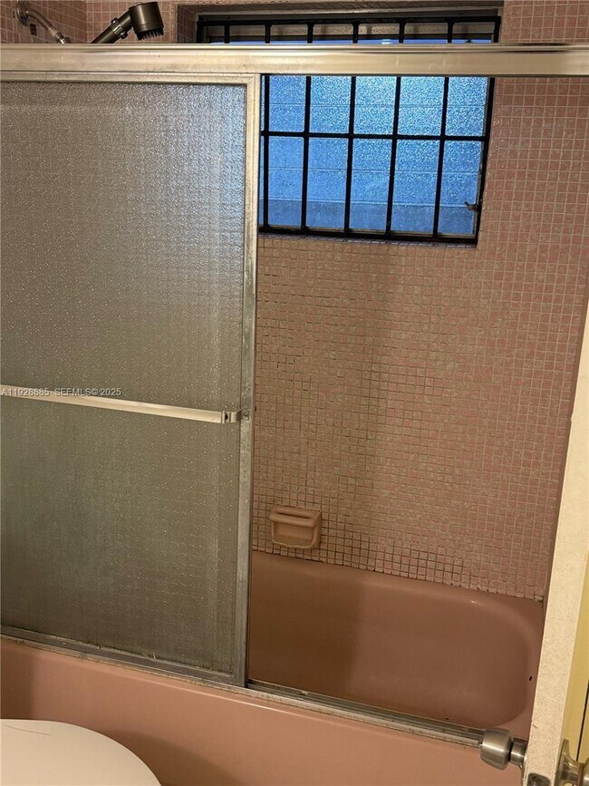 Building Photo - 1400 NE 191st St