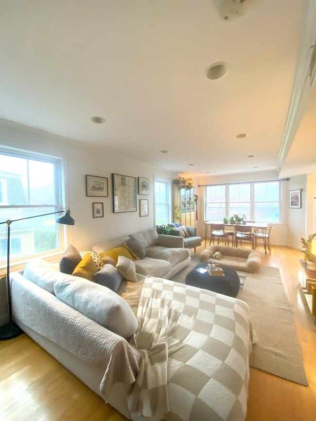 Building Photo - 241 Lamartine St