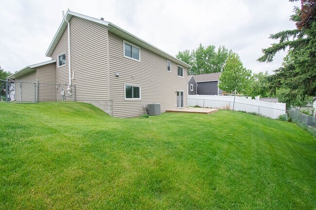 Building Photo - Updated Bamber Ridge Split-Level with Fenced Yard