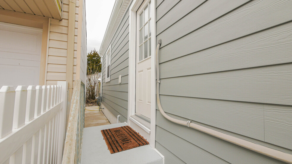 Building Photo - 12 N Delavan Ave