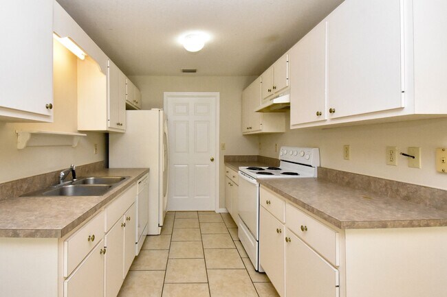 Building Photo - Spacious 3BR/2BA Corner Lot Home + Bonus Room in Silver Springs Shores – $1,650/Month